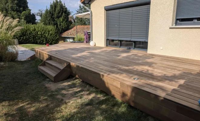 Terrasse sur plots en frêne thermo-laqué | Client : particulier | Lieu : Pélussin (42)